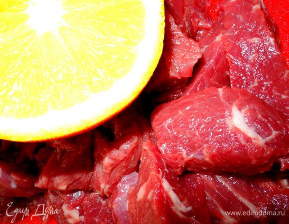 Для сотэ апельсин хорошенько промыть, ополоснуть горячей водой, снять цедру и выдавить сок. Мясо нарезать крупными кусочками. Замариновать мясо в соке на несколько часов, а лучше на ночь.