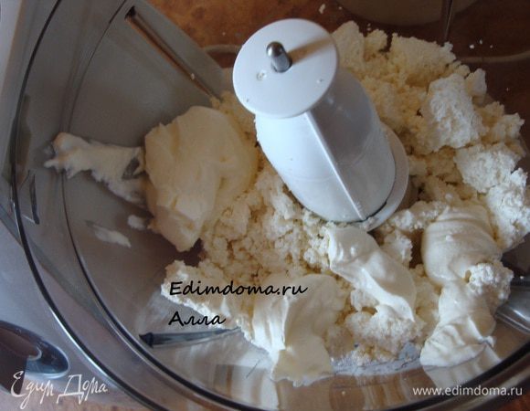 Приготовим начинку: отправим в комбайн творог, сметану, сахар...