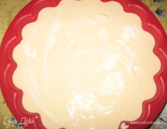 Вылить в форму (силиконовую я не смазываю) и помазать сметаной.

