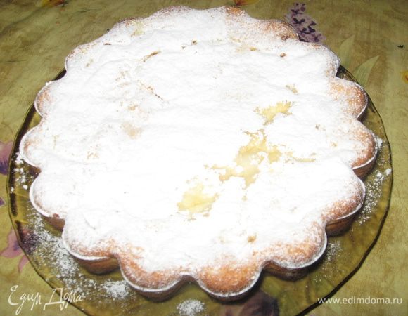 Выпекать при 200°С около 40 минут.
Вынуть из формы и посыпать сахарной пудрой. Если любите есть запеканки со сгущенкой, то посыпать пудрой не надо.