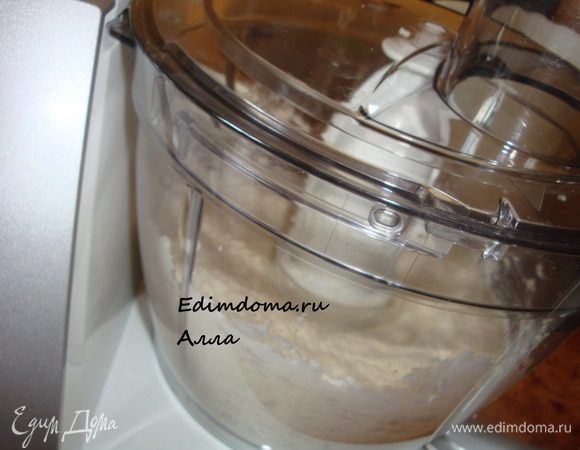 Добавим кокос (где-то треть или четверть кокоса - все зависит от размера), натертого на мелкой терке и перемешаем.
Я думаю, что можно взять и кокосовую стружку, но тогда нужно добавить в начинку побольше сметаны или сливок.