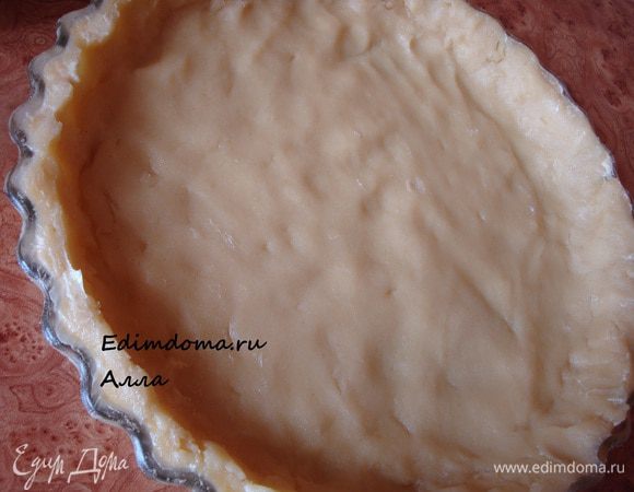 Возьмем красивую форму, в которой будем подавать (естественно, эту форму можно поставить в духовку) смажем ее сливочным маслом (или маргарином) и распределим по ней тесто, формируя бортики.