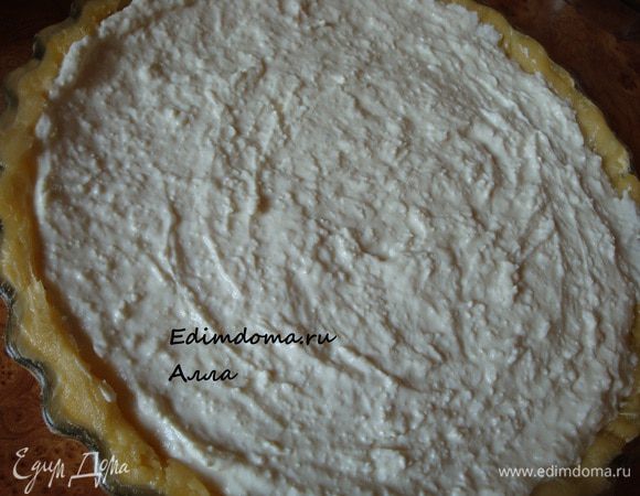 Теперь на тесто выкладываем начинку и равномерно распределяем ее.