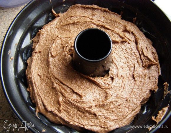 Смешаем муку с масляно-яичной смесью и молоком. Добавим ром ,перемешаем. Выложим в смазанную маслом форму