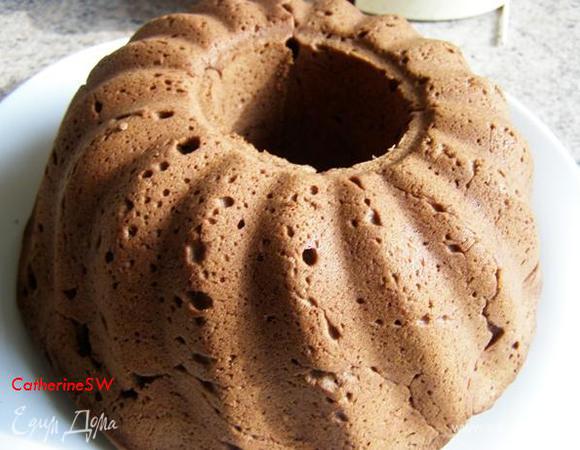 Выпекаем в предварительно разогретой до 180 градусов духовке 50 минут. Готовый кекс выложим из формы на блюдо. Я сильно поднявшуюся верхушку срезала, чтобы кекс красиво смотрелся на блюде