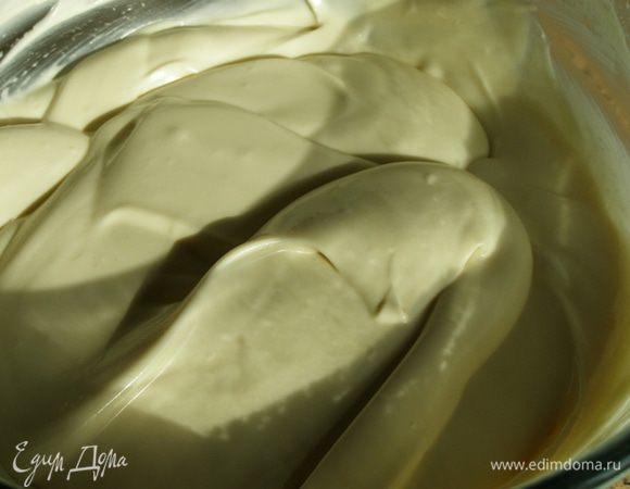 Маскарпоне заранее достанем из холодильника, чтобы он немного нагрелся, разомнем ложкой и смешаем со 100 г сливок, ванильной эссенцией и ромом. Жидкие компоненты постепенно подмешиваем к маскарпоне, добавим по вкусу сахарную пудру