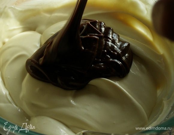 В сырный крем вольем шоколадно-сливочную смесь