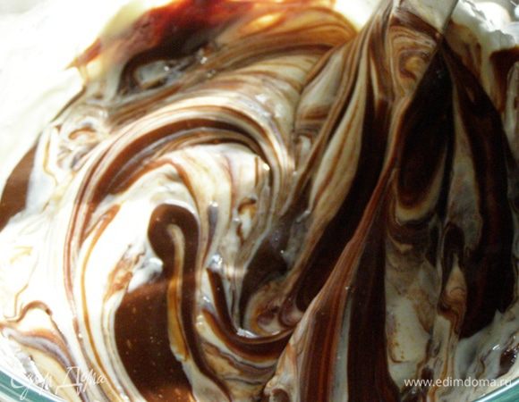 Слегка перемешаем до мраморного рисунка