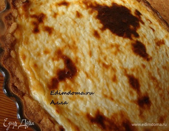 Отправляем тарт в разогретую до 180 градусов духовку. Я выпекала тарт в газовой духовке минут 40, вы же, если соберетесь повторить, ориентируйтесь на свою печку сами.