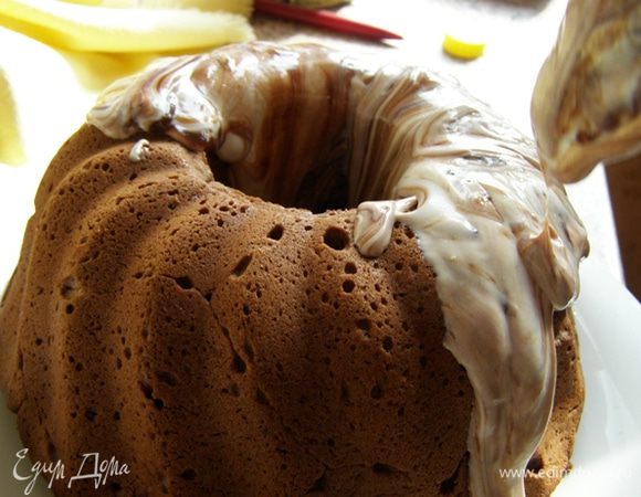 Полученной мягкой глазурью-кремом покроем кекс. Кушать можно сразу. А еще глазурь-крем - это очень вкусно! Можно сделать побольше и использовать в качестве соуса))