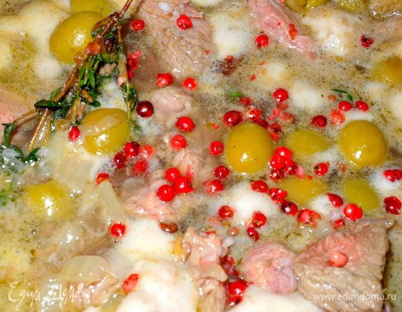 Добавить к мясу оливки, тимьян, цедру, розовый перец, посолить, залить соком и вином. 
