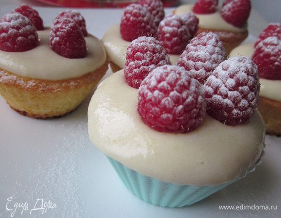 Смешать все сухие ингредиенты. Добавить к ним уксус, сок, масло, перемешать. Тесто должно получится гуще, чем на оладьи. Выпекать в формочках 15-20 минут при 200* (смотрите по своей духовке). Кексы остудить 20 минут.
