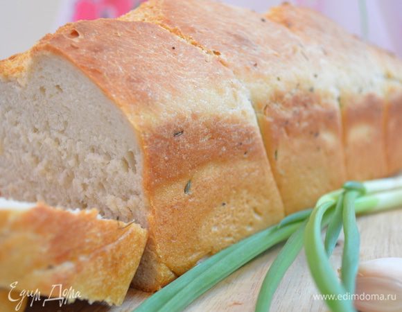 Приготовление: Просеять муку на стол, сделать в середине воронку положить туда дрожжи, соль ,сахар. Влить теплую воду , помешивая вилкой муку. Вымесить тесто руками до гладкости. Положить в сухую миску и поставить подниматься. Тесто обмять, сформировать 3 колбаски и заплести косу, переложить в форму. Дать постоять минут 15. Смазать оливковым маслом, при желании посыпать сухими травами или семечками. Выпекать в нагретой до 200 градусов духовке. МИР ВАМ!