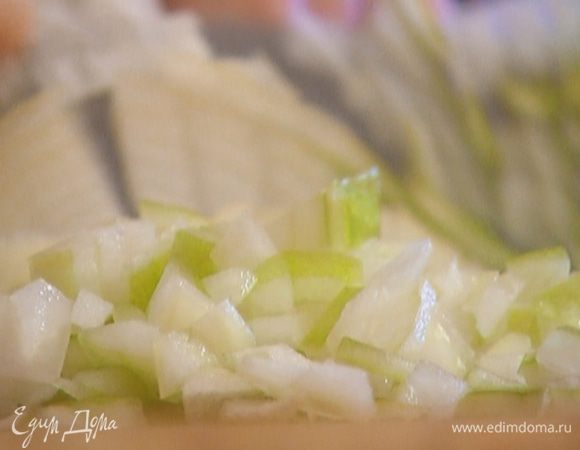 Лук почистить и мелко порубить.