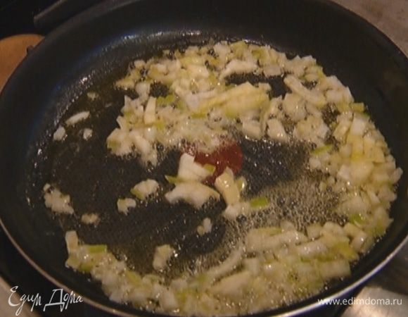 Разогреть в тяжелой сковороде со съемной ручкой оливковое и сливочное масло и обжарить лук до прозрачности.