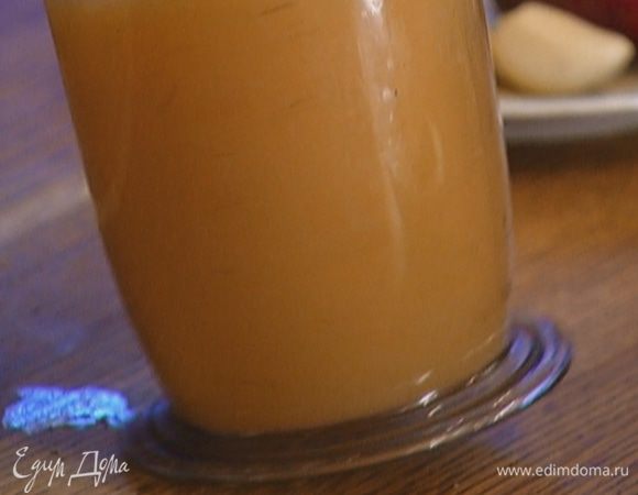 Белки и яйца посолить, поперчить и слегка взбить миксером в однородную массу (старайтесь не перебить белки, плотная пена в этом омлете не нужна).