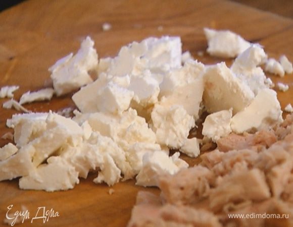 Тунец и фету нарезать небольшими кусочками.