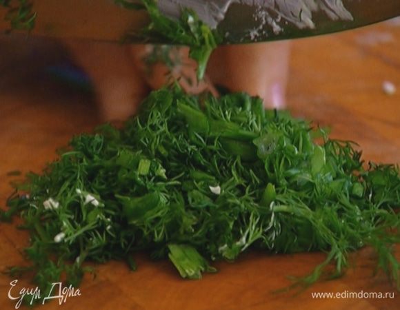 Зелень мелко порубить.