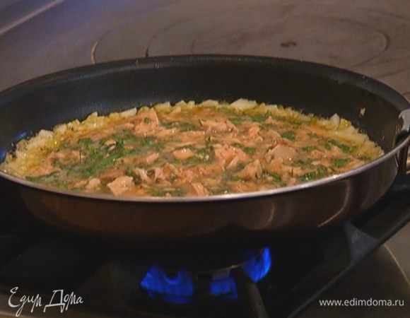 Добавить к яйцам тунец и зелень, перемешать и вылить в сковороду к луку.