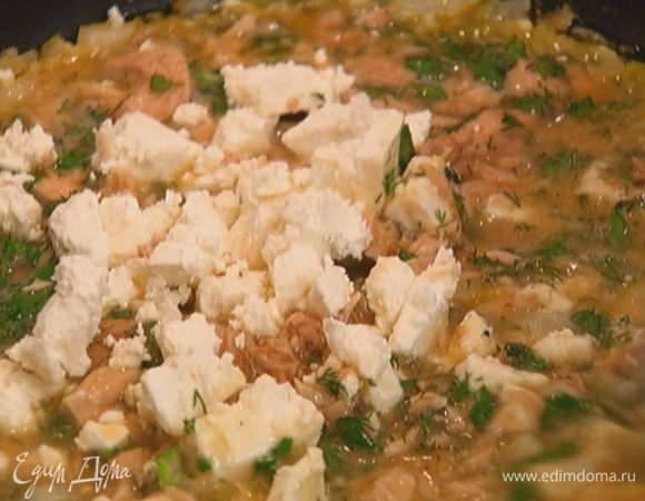 Сверху выложить измельченную фету.