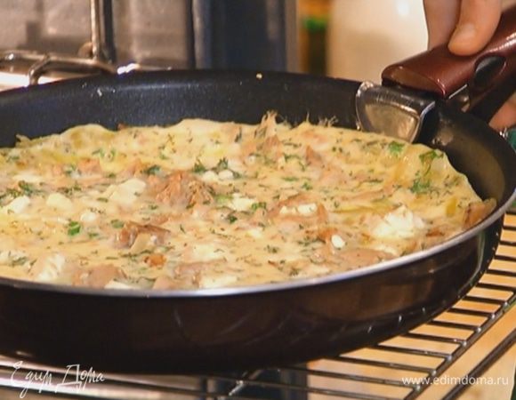 Прогревать омлет на огне пару минут, затем отправить сковороду под разогретый гриль на 1 минуту.