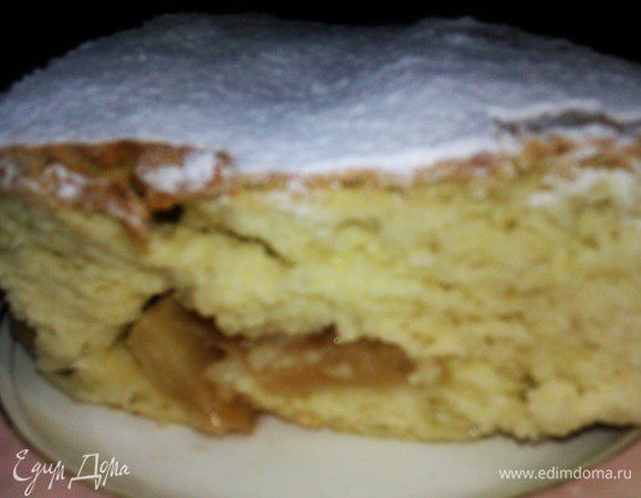 отделить желтки от белков.белки поставить в холодильник.желтки растереть с сахаром,добавляя сахар по столовой ложке.сахар должен полностью раствориться.просеянную муку добавлять постепенно во взбитые желтки.охлажденные белки взбить в крепкую пену и осторожно смешать с тестом.яблоки почистить и нарезать дольками.форму смазать сливочным маслом,посыпать манкой.выложить яблоки,посыпать корицей и залить их тестом.тесто должно быть как густая сметана.выпекать в разогретой духовке при 180 градусах 25-30 минут.готовый пирог посыпать пудрой.