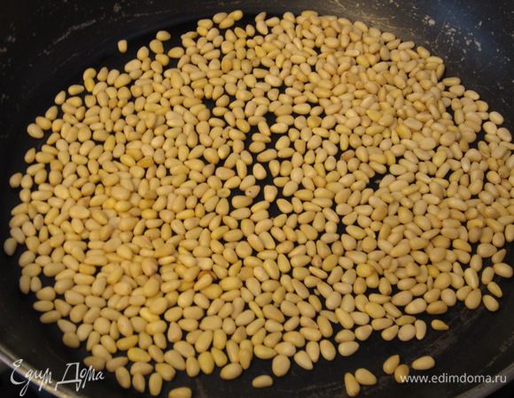 Поставьте на средний огонь сухую сковороду и обжарьте на ней орешки. Следите внимание за орехами, т.к. легко пропустить нужный момент (я чуть не пропустил)