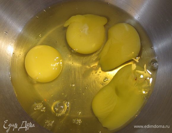 Разбейте в миску яйца.