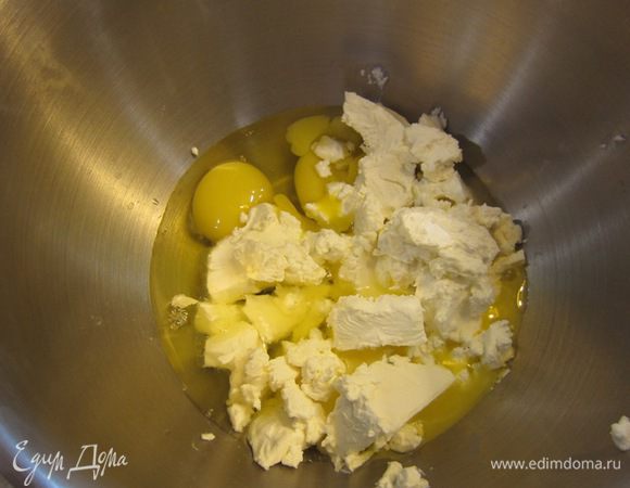 Раскрошите в яйца сыр фета. Делайте это руками.
