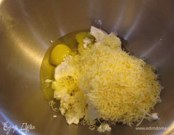 Натрите на мелкой терке сыр Чеддер.
