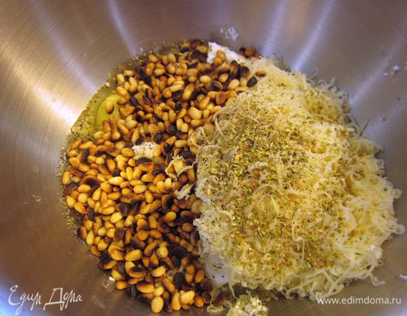 Высыпьте орехи в миску, посолите немного и поперчите смесь.