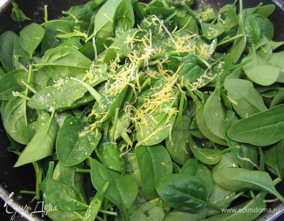 Посолите шпинат, натрите лимонную цедру.