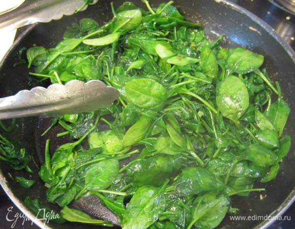 Жарьте еще пару минут, не забывая переворачивать и перемешивать. Попробуйте шпинат. Таким образом приготовленный шпинат получается вкусным и нежным.