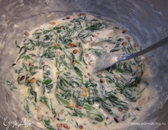 Хорошо перемешайте начинку со шпинатом. Попробуйте начинку, если не боитесь сырых яиц. Добавьте соль, если  понадобится.