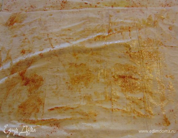 Повторите вышеуказанные действия с новыми слоями теста, чтобы получилось еще 3 слоя, не забывайте про оливковое масло, красный сладкий перец и соль. Тесто Фило очень тонкое, поэтому действуйте очень аккуратно.