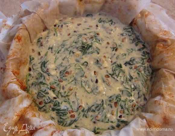 Выложите всю начинку и распределите ее ровно. Натрите сверху еще сыр Чеддер - грам 30-50. Именно этот сыр сбалансирует тактильные ощущения и вкус запеканки.