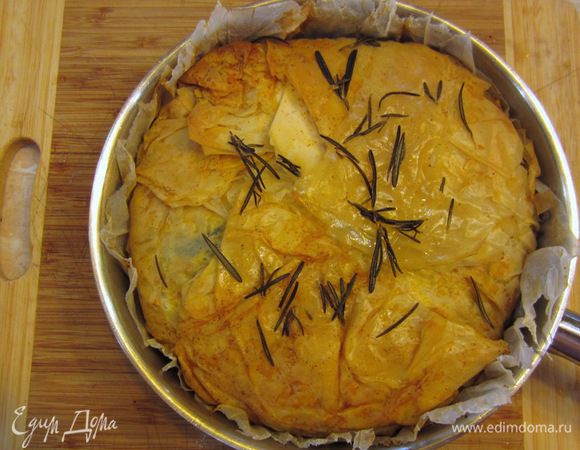 Чтобы запеканка быстрее приготовилась, поставьте сковороду на средний огонь и жарьте запеканку минут пять. Посыпьте на запеканку листья свежего розмарина. Выставьте сковороду в духовку, предварительно разогретую до 200 градусов. Запекайте ее в течение 15-20 минут.