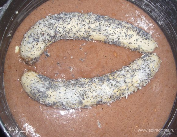 яйца+сахар взбить до бела.Добавить молоко +масло+какао+муку +рахрыхлитель.Вылей 1/2 теста в форму,поставь 2 очищеных банана обваленых в кокос.стружке и маке.