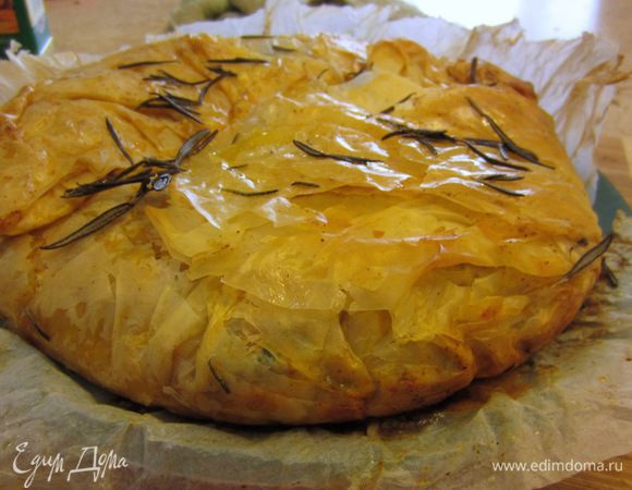 Выложите запеканку прямо на бумаге на разделочную доску. Можете подавать так или переложив на блюдо.