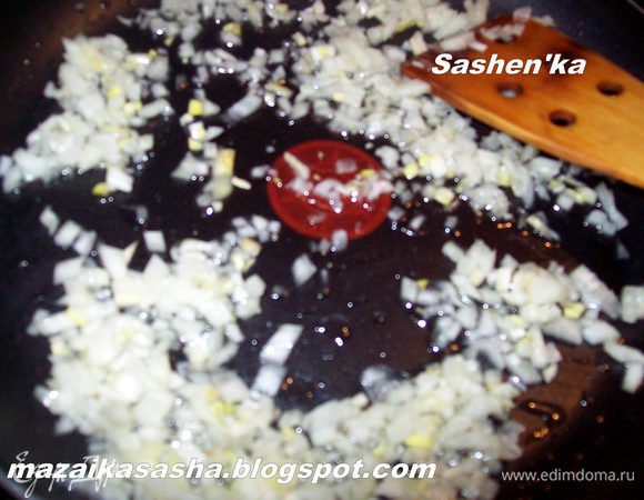 Лук мелко режем и обжариваем на растительном масле до золотистого цвета. Далее добавляем томатную пасту и воду. Хорошо перемешиваем, солим, перчим (можете добавить тмин) и тушим на маленьком огне  с закрытой крышкой 10-15 минут