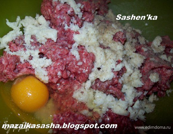 В фарш добавить: размять размоченный в молоке хлеб (предварительно отожмите его)яйцо, соль, молотый черный перец.