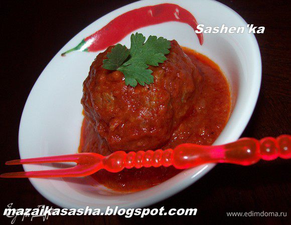 а можно сервировать этот суп, как горячую закуску, для этого возьмите порционные маленькие мисочки, положите с них не много густого томатного соуса, а с вершу положите 1 тефтельку.)