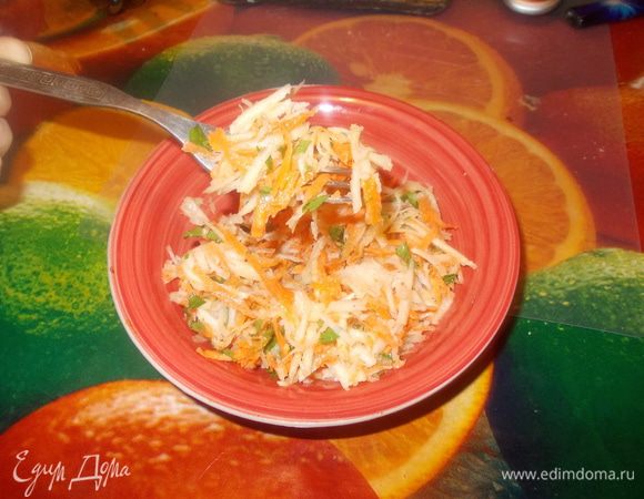 Тонко нашинковать морковь или натереть на терке. Морковь натереть на крупной терке. Кинзу и острый перчик мелко нарезать. Кладем в салатник морковь, капусту, перчик, кинзу и зиру, поливаем маслицем и соком лайма, солим, перчим - перемешиваем и подаем.