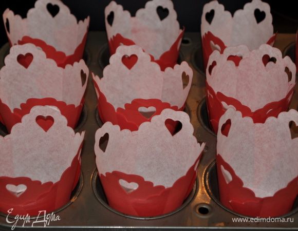 Разогреть духовку до 180гр. Приготовить примерно 18 бумаж. формочек для капкейков.Если есть масляные спреи сбрызнуть их слегка.