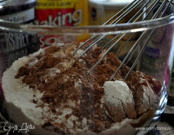 Сахар.песок  и масло взбить до мягкого состояния на сред. скорости. примерно 3мин.Добавить по одному яйца.Перемешивать , помогая соскребать со стенок , добавить ванилин.
В отдельной посудине смешать муку, соду , разрыхлитель,какао,соль.