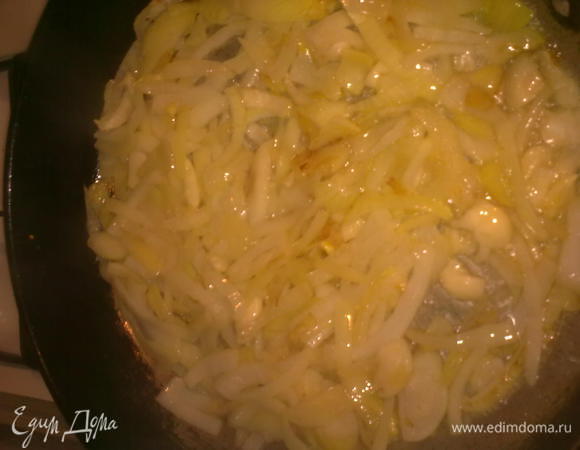 хорошо чистим,промывам и нарезаем желудки.Замачиваем в холодной воде на час,переодически меняя воду.Заливаем водой ставим вариться,я варю в скороварке пол часа,если в обычной кастрюле то на час.Режем лук,чеснок и выкладываем в сковородку с разогретым оливковым маслом.Жарим до золотистого цвета