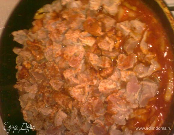 Добавляем томатный соус,чуть притушиваем,выкладываем желудки,посыпаем солью,паприкой красным перцем,обжариваем мин.5