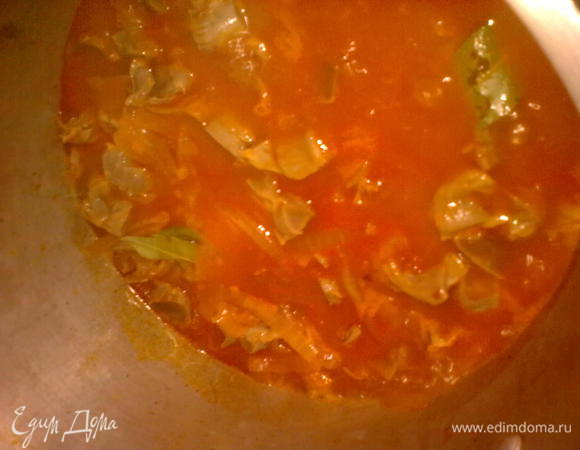 Вливаем вино,выпариваем его 5 мин,добавляем 200гр бульона в котором варились желудки,лаврушку,закрывам крышкой,тушим 15 мин.