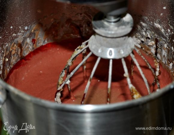 Добавить в масляную смесь 1/3 часть мучной смеси, перемешать.Затем кефир,вторую часть мучной смеси, перемешать и последнюю часть мучной смеси перемешивать хорошо, соскребая со стенок.Перемешивать, чтоб не было комочков.Добавим уксус и затем пищев.краситель . Перемешаем все хорошо до однородного цвета.