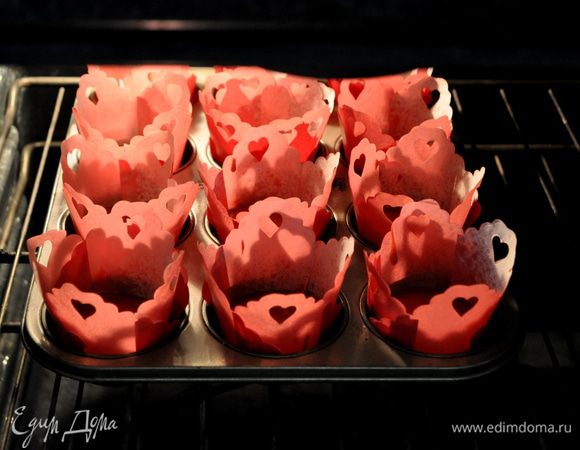 Готовое тесто заполнять в бумаж.стаканчики наполовину. Поставить выпекать на 20-25мин.